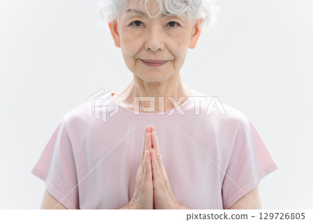 做瑜珈姿勢的高級女性，健康形象 129726805