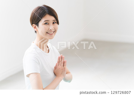 年輕女子做瑜珈姿勢,健康形象 年輕女子做瑜珈姿勢,健康形象 129726807