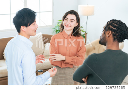 多國人士站著說話 129727265