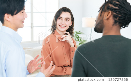 多國人士站著說話 多國人士站著說話 129727266