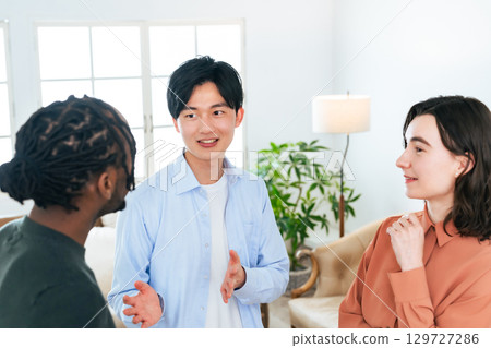 多國人士站著說話 129727286