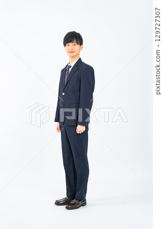 男學生穿校服全身照 男學生穿校服全身照 129727307