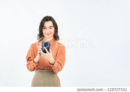 Caucasian woman using a smartphone 129727332