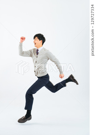 男學生製服跳躍全身照 129727334