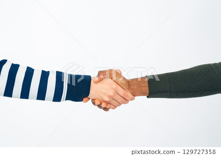Multinational people shaking hands 129727358