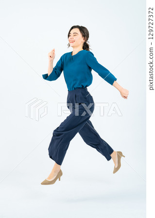 一名白人女子跳躍的全身照片 一名白人女子跳躍的全身照片 129727372