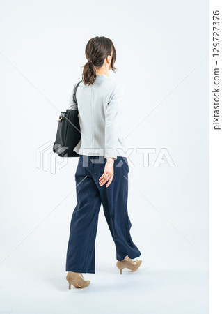 行走的白人女商人的全身照片 行走的白人女商人的全身照片 129727376