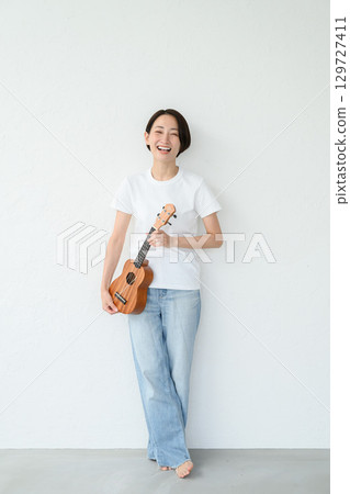 Woman with a ukulele Woman with a ukulele 129727411