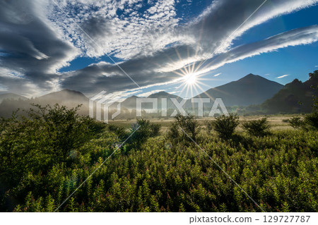 夏季,奧日光小田代原的晨霧和雲彩 夏季,奧日光小田代原的晨霧和雲彩 129727787