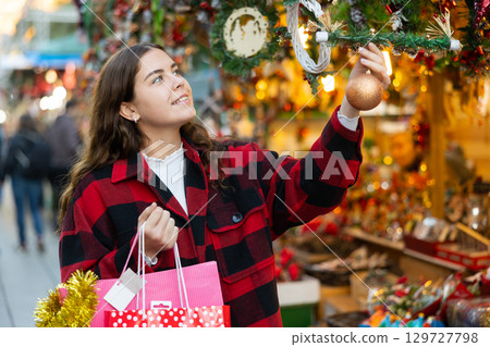 Girl shopping at festive fair before Xmas 129727798