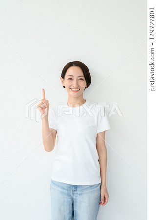 做指向姿勢的婦女 做指向姿勢的婦女 129727801