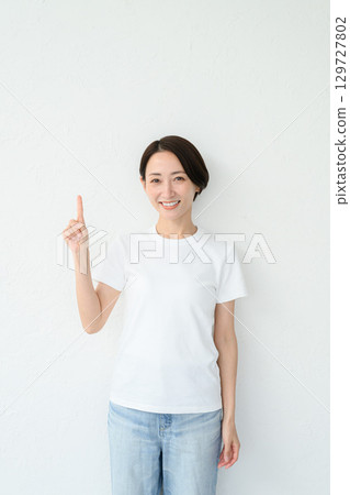做指向姿勢的婦女 做指向姿勢的婦女 129727802