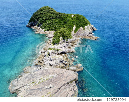 Aerial view of Senjojiki and the sea on Naru Island in the Goto Islands, Nagasaki Prefecture, taken with a drone Aerial view of Senjojiki and the sea on Naru Island in the Goto Islands, Nagasaki Prefecture, taken with a drone 129728094
