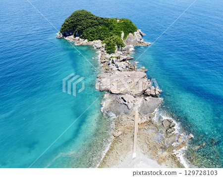 長崎縣五島列島的千疊敷和奈留島的海景,由無人機拍攝 長崎縣五島列島的千疊敷和奈留島的海景,由無人機拍攝 129728103