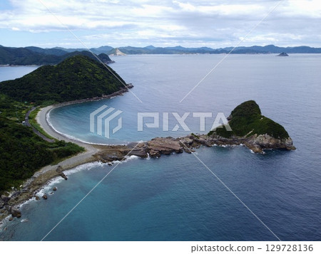 長崎縣五島列島的千疊敷和奈留島的海景,由無人機拍攝 長崎縣五島列島的千疊敷和奈留島的海景,由無人機拍攝 129728136