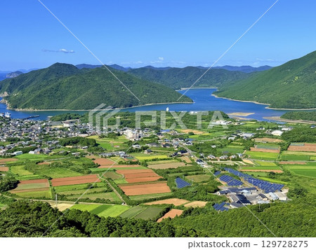 從奈留島城岳展望台眺望的蔚藍大海與島嶼風景 129728275