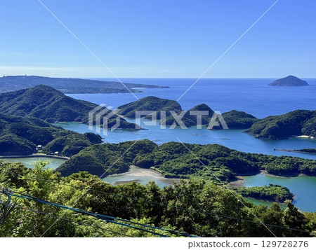 從奈留島城岳展望台眺望的蔚藍大海與島嶼風景 從奈留島城岳展望台眺望的蔚藍大海與島嶼風景 129728276