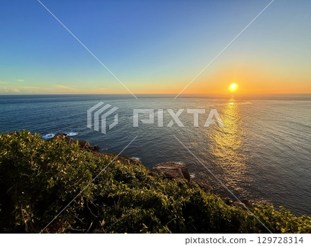 長崎縣五島列島福江島的大瀨崎燈塔和壯麗的日落海景 129728314