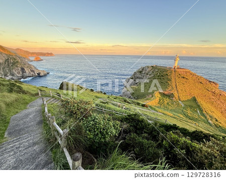 長崎縣五島列島福江島的大瀨崎燈塔和壯麗的日落海景 129728316
