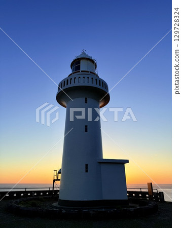 長崎縣五島列島福江島的大瀨崎燈塔和壯麗的日落海景 129728324