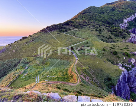 長崎縣五島列島福江島的大瀨崎燈塔和壯麗的日落海景 129728326