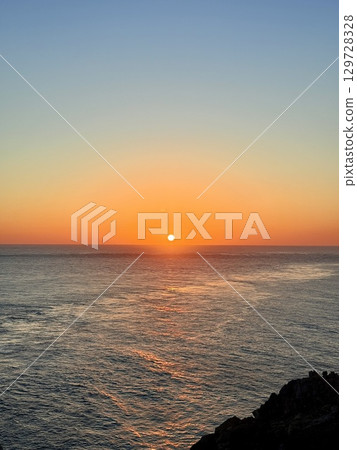 長崎縣五島列島福江島的大瀨崎燈塔和壯麗的日落海景 129728328