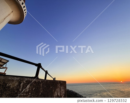 長崎縣五島列島福江島的大瀨崎燈塔和壯麗的日落海景 129728332