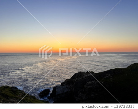 長崎縣五島列島福江島的大瀨崎燈塔和壯麗的日落海景 129728335