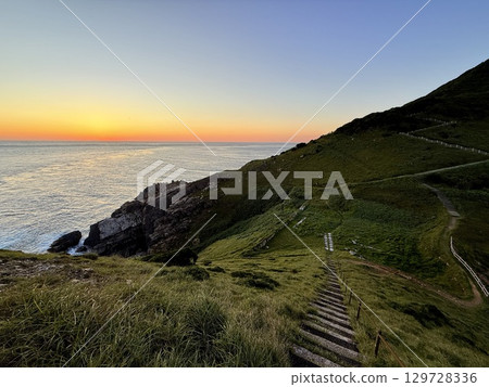 長崎縣五島列島福江島的大瀨崎燈塔和壯麗的日落海景 129728336