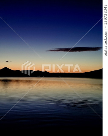 長崎縣五島列島福江島的大瀨崎燈塔和壯麗的日落海景 129728345