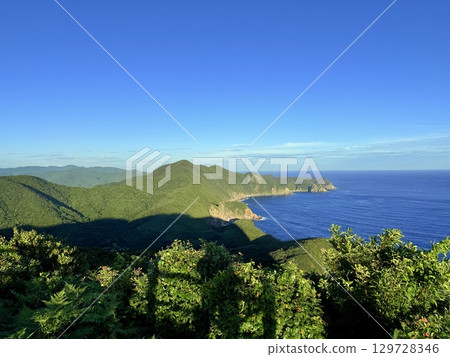 長崎縣五島列島福江島的大瀨崎燈塔和壯麗的日落海景 129728346