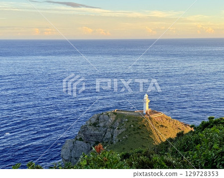 長崎縣五島列島福江島的大瀨崎燈塔和壯麗的日落海景 129728353