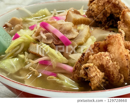 長崎縣、五島列島、奈留島的特色什錦拉麵和炸雞 129728668