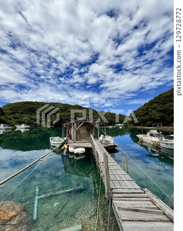 Beautiful ocean and driving scenery of Nakadori Island, Kamigoto, Nagasaki Prefecture 129728772