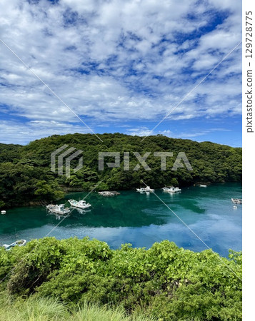 Beautiful ocean and driving scenery of Nakadori Island, Kamigoto, Nagasaki Prefecture 129728775