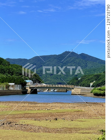 Beautiful ocean and driving scenery of Nakadori Island, Kamigoto, Nagasaki Prefecture Beautiful ocean and driving scenery of Nakadori Island, Kamigoto, Nagasaki Prefecture 129728790