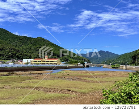 Beautiful ocean and driving scenery of Nakadori Island, Kamigoto, Nagasaki Prefecture Beautiful ocean and driving scenery of Nakadori Island, Kamigoto, Nagasaki Prefecture 129728791