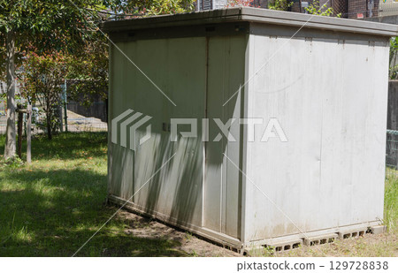 破舊的儲藏棚 129728838