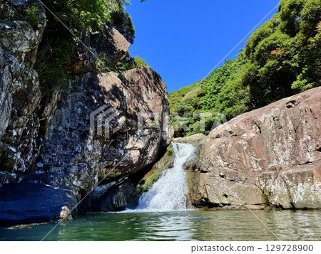 福江島堂堂淵瀑布的清澈水流與岩石景觀 129728900