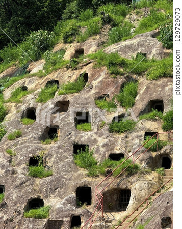 埼玉縣吉見百穴的夏季風景與藍天 129729073