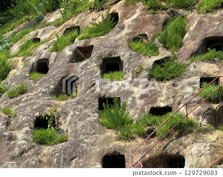 Summer scenery of Yoshimi Hyakuana caves and blue sky in Saitama Prefecture 129729083