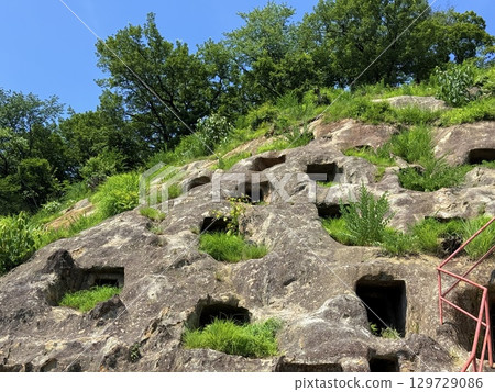 Summer scenery of Yoshimi Hyakuana caves and blue sky in Saitama Prefecture 129729086
