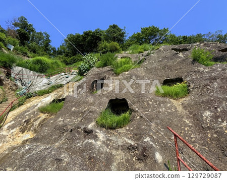 埼玉縣吉見百穴的夏季風景與藍天 埼玉縣吉見百穴的夏季風景與藍天 129729087