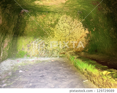 埼玉縣吉見百穴的夏季風景與藍天 129729089