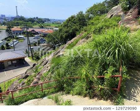 埼玉縣吉見百穴的夏季風景與藍天 129729090