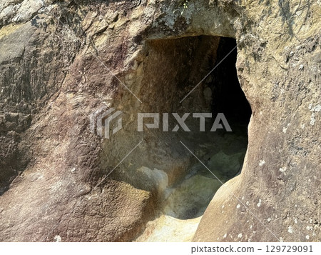 埼玉縣吉見百穴的夏季風景與藍天 129729091