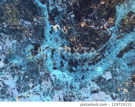 靜岡縣柿田川美麗的鈷藍色泉水 129729151