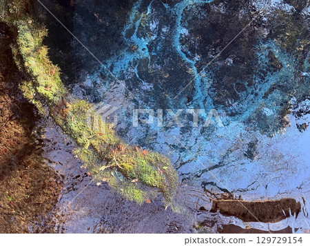 The beautiful cobalt blue spring water of Kakita River in Shizuoka Prefecture 129729154