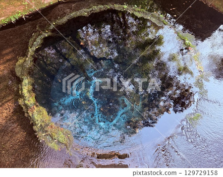 The beautiful cobalt blue spring water of Kakita River in Shizuoka Prefecture The beautiful cobalt blue spring water of Kakita River in Shizuoka Prefecture 129729158