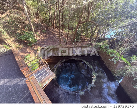The beautiful cobalt blue spring water of Kakita River in Shizuoka Prefecture The beautiful cobalt blue spring water of Kakita River in Shizuoka Prefecture 129729170